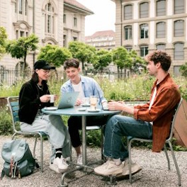 Symbolbild Bachelorinfotage drei Studierende an einem Tisch