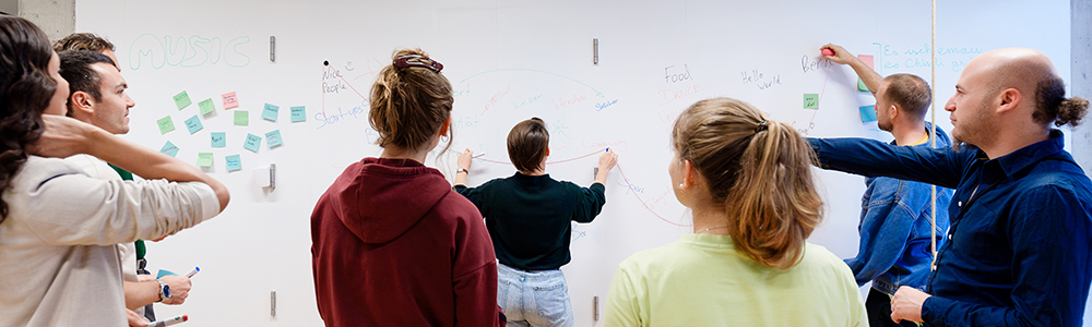 Studierende arbeiten zusammen im Ideenlabor