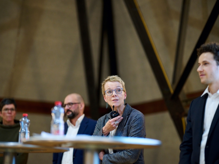 Virginia Richter, Rektorin der Universität Bern, am Podiumspult