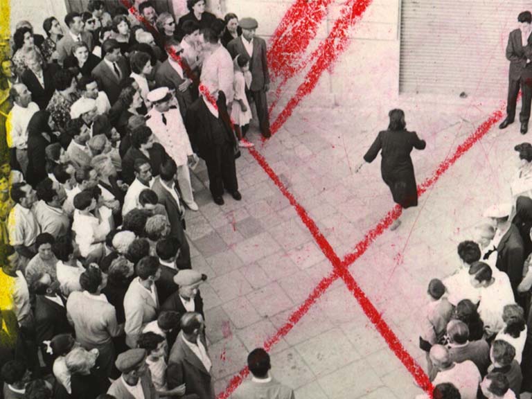 Historical image: Dancing woman surrounded by spectators in southern Italy