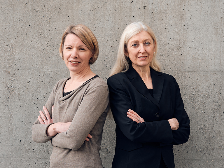 Portraitbild von Julia Richers und Carmen Scheide