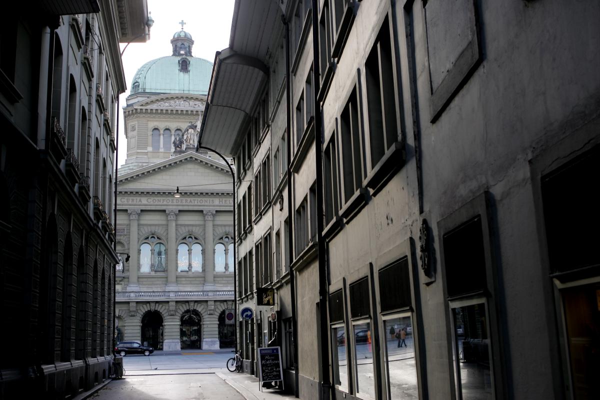 Das Bundeshaus durch eine Gasse