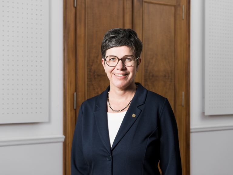 Portrait von Heike Mayer, Vizerektorin