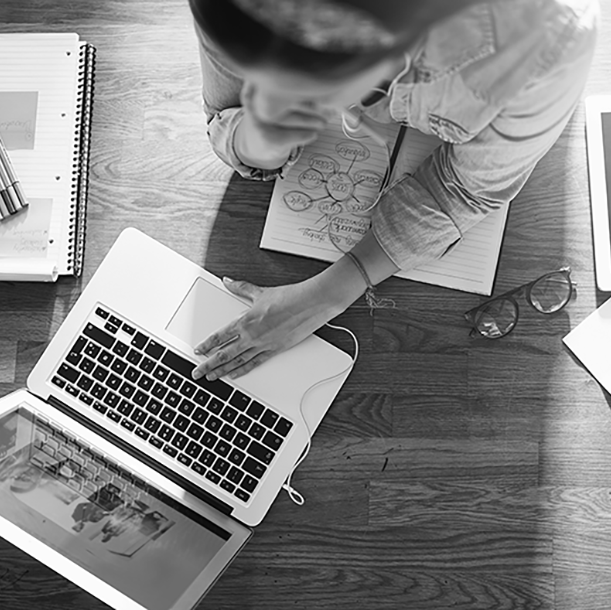 Frau arbeitet an Laptop