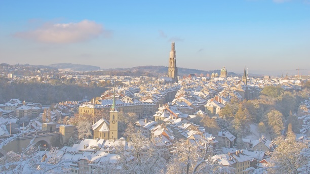 Sicht auf schneebedeckte Dächer der Altstadt in Bern