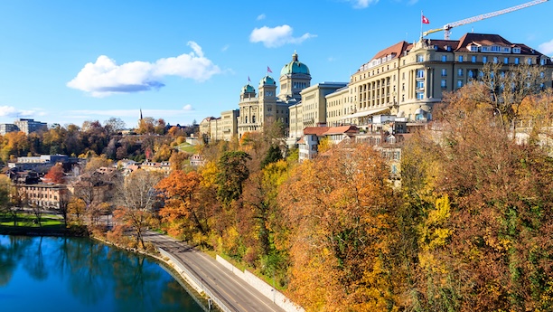 Sicht auf Bundeshaus und Aare im Herbst