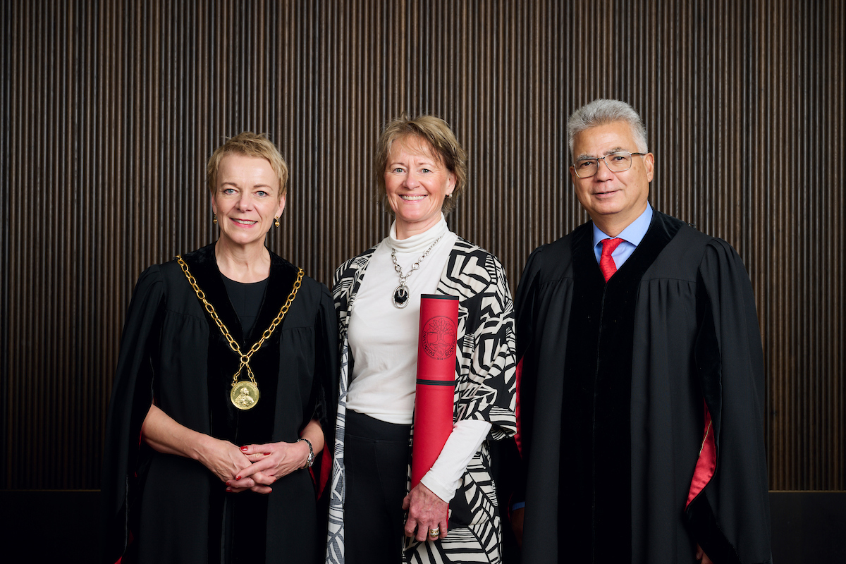 Virginia Richter, Rektorin Universität Bern, Cindy Adams, Ehrendoktorin und David Spreng, Dekan Vetsuisse-Fakultät