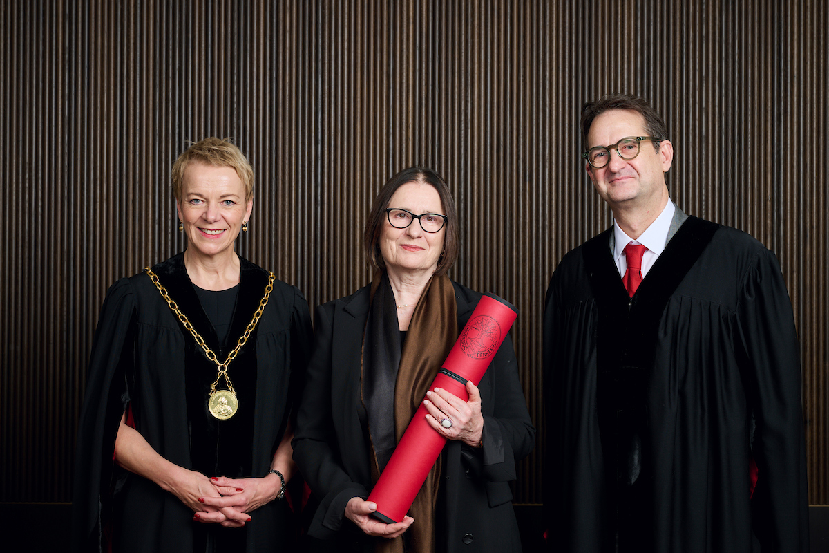 Virginia Richter, Rektorin Universität Bern, Irina Scherbakowa, Ehrendoktorin und Peter J. Schneemann, Dekan Philosophisch-historischen Fakultät