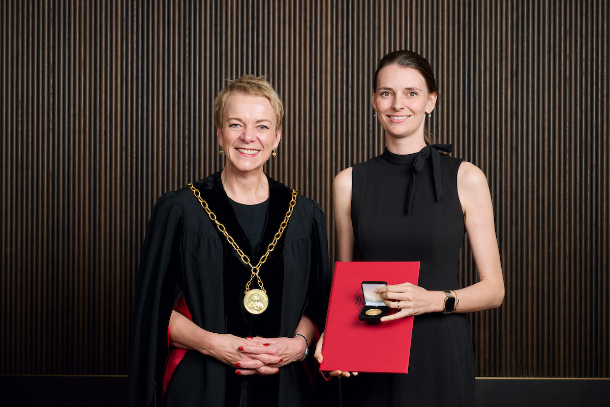 Virginia Richter, Rektorin Universität Bern und Sandra Olivia Camara-Brügger, Preisträgerin Haller-Medaille